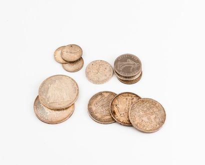 France 

Lot de pièces en argent dont 50 francs, 5 francs... 

Poids total : 193...