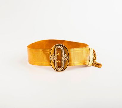 null Bracelet ceinture formé d'un ruban en or jaune (750) grainé, terminé par une...