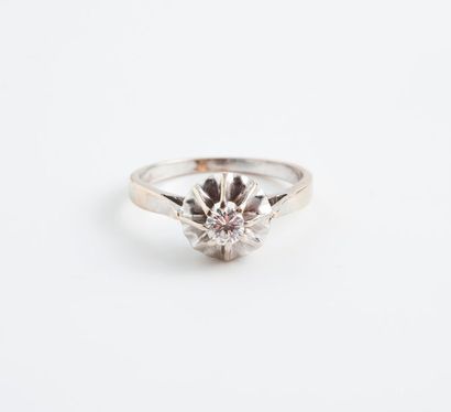 null Bague solitaire en or gris (750) ornée d'un diamant de taille brillant en serti...