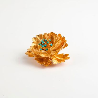 null Broche fleur en or jaune (750), le pistil orné de cabochons de turquoises. 

Epingle...