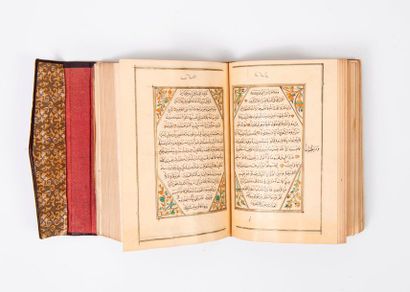 null Coran manuscrit orné de d'écoinçons fleuris aquarellés et d'encadrements rehaussés...