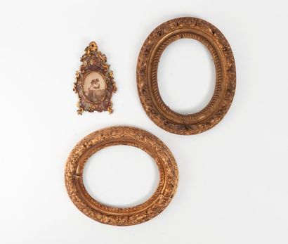 Dans le goût du XVIIIème siècle 

Deux petits cadres ovales en bois doré et sculpté...