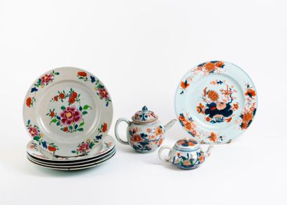 CHINE, XVIIIème siècle 

Quatre assiettes en porcelaine à décor Imari de fleurs et...