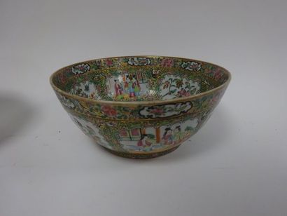CHINE, Canton, fin du XIXème siècle 

Coupe sur talon en porcelaine à décor polychrome...