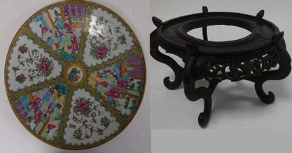 CHINE, Canton, fin XIXème - début XXème siècle 

Grand plat en porcelaine polychrome...