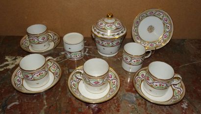 PARIS, XIXème siècle 
Ensemble de six tasses litrons, de cinq sous-tasses et d'un...