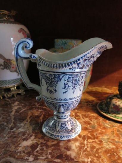ROUEN (?), XVIIIème siècle 

Aiguière casque en faïence à décor en camaïeu bleu de...
