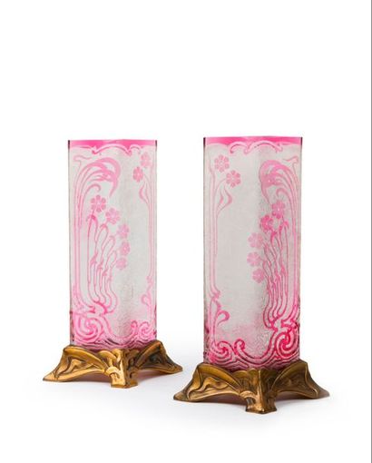 BACCARAT 

Paire de vases à section losangique reposant sur un socle Art Nouveau...