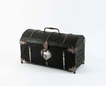 null Coffret de voyage à couvercle bombé en bois garni de cuir noir à décor d'entrelacs,...