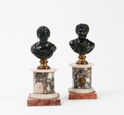 null Paire de bustes d’empereurs romains en bronze à patine brune nuancée sur piédouches...