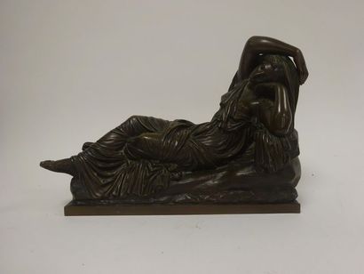 D'après Pierre JULIEN (1731-1804) 

Cléopâtre ou Ariane endormie. 

Epreuve en bronze...