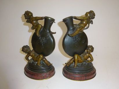 D'après Auguste MOREAU (1834-1917) 

Paire de vases inclinés sur lesquels jouent...