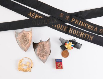  Trois insignes en métal, dont un peint et un émaillé : 
- un commémoratif, estampé,...