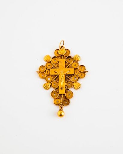 null Pendentif en or jaune (750) centré d'un crucifix entouré de motifs circulaires...