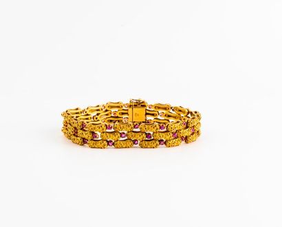 null Bracelet articulé en or jaune (750) formé de trois lignes de maillons oblongs...