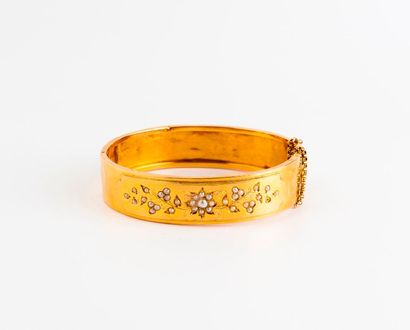 Bracelet rigide ouvrant en or jaune (750)...