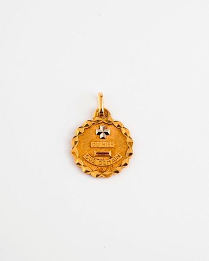 null Médaille circulaire en or jaune (750) "+ qu'hier - que demain" ornée de petites...