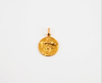 Médaille circulaire en or jaune (750) à décor...