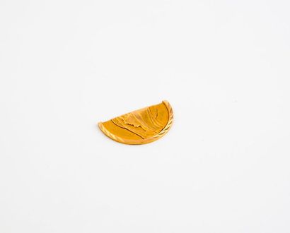 Débris de pendentif en or jaune (750). 
Poids...