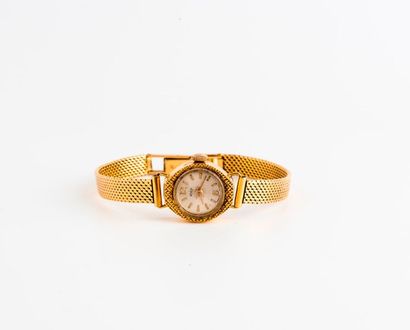 KODY 

Montre bracelet de dame en or jaune (750) 

Boîtier tonneau, lunette guillochée....
