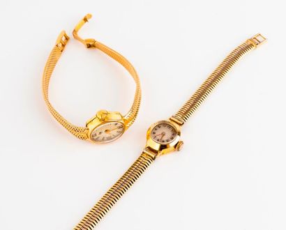LIP 

Montre bracelet de dame en or jaune (750). 

Boîtier ovale. 

Cadran à fond...