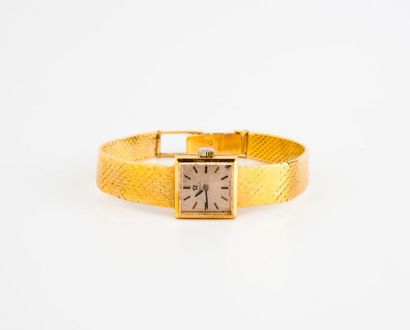 OMEGA 
Montre bracelet de dame en or jaune (750) 
Boîtier carré. 
Cadran à fond satiné,...