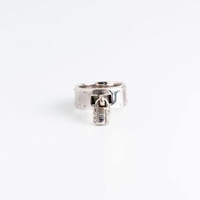 HERMES Paris 

Bague cadenas en or gris (750) ornée de petits diamants taillés en...