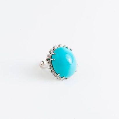 null Bague en or gris (750) centrée d'un important cabochon de turquoise dans un...