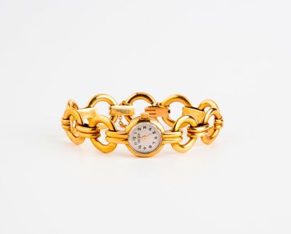 JAEGER 
Montre bracelet de dame en or jaune (750). 
Boîtier rond. 
Cadran à fond...