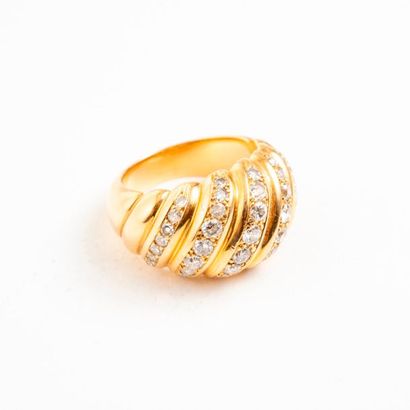 null Bague jonc en or jaune (750) ornée de godrons et de lignes de diamants de tailles...