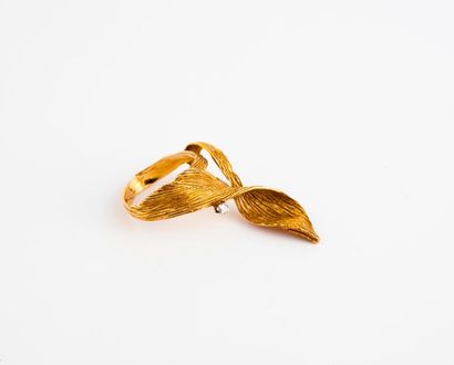  Bague feuille en or jaune (750) ciselé, ornée d'un petit diamant de taille brillant...