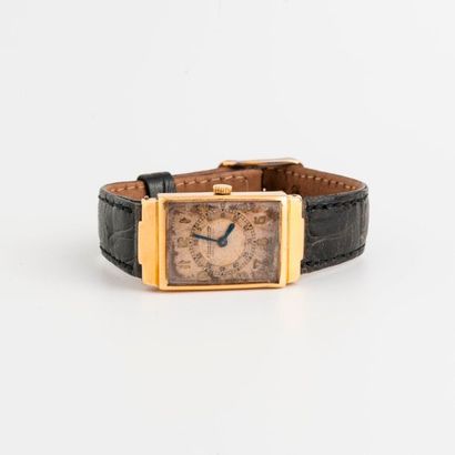 JAEGER LECOULTRE 

Montre bracelet d'homme. 

Boîtier rectangulaire en or jaune (750).

Cadran...