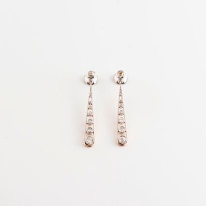 null Paire de pendants d'oreilles en or gris (750) et platine (850) ornées de diamants...