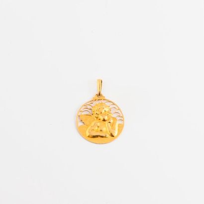 null Médaille religieuse en or jaune (750) ajouré à décor d'un petit ange. 

Poids...