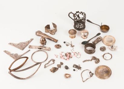 Lot d'objets et débris en argent (min. 800)....