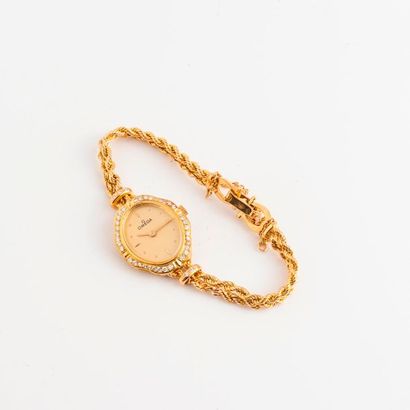 OMEGA 

Montre bracelet de dame en or jaune (750).

Boîtier ovale.

Lunette pavée...