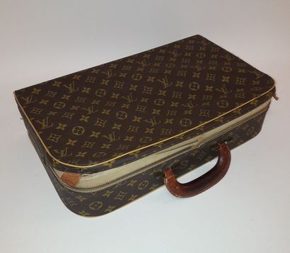 LOUIS VUITTON 

Petite valise semi rigide en toile monogram.

Fermeture zippée.

27...