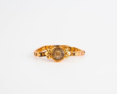  Montre bracelet de dame. 
Boîtier rond en or jaune (750). 
Cadran à fond crème,...