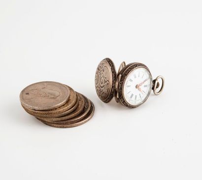  Montre de col en argent (min.800) 
Couvercle à décor ciselé de rinceaux feuillagés....
