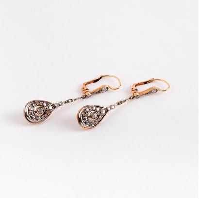 null Paire de pendants d'oreille en or jaune (750) ornés de petits diamants de taille...