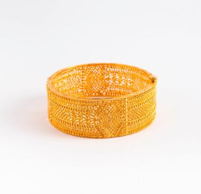 null Bracelet jonc plat ouvrant en or jaune (750) à décor ajouré de motifs géométriques,...
