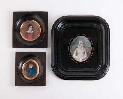 null Trois miniatures du XIXème siècle 

- une circulaire.

Jeune femme en buste...