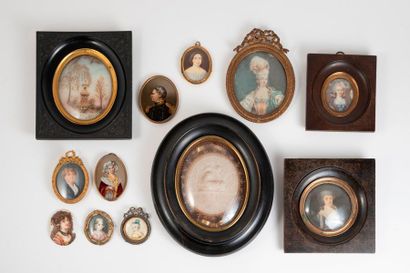 Epoque XIXème-XXème siècle 

Ensemble de sept miniatures représentant des femmes...