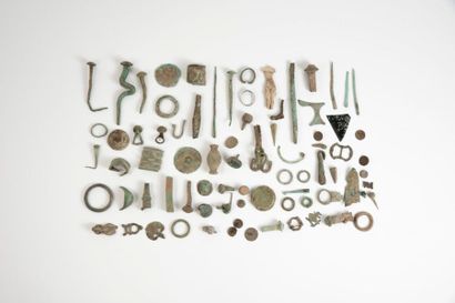null Environ 75 fragments divers en bronze : boucles, anneaux, clous, épingles, pointes...