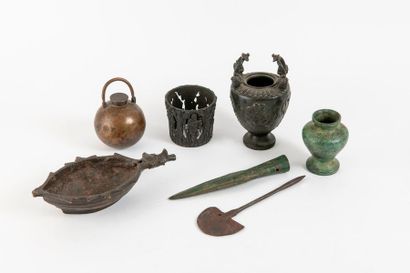 null 5 objets en bronze, XIXème siècle :

- fer de lance à patine verte oxydée. Trou...