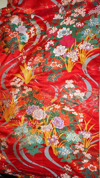 JAPON, fin du XXème-début du XXIème siècle 

Uchikake en soie à décor tissé polychrome...