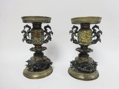 INDOCHINE, début du XXème siècle 

Paire de pique-cierges en bronze à deux patines...