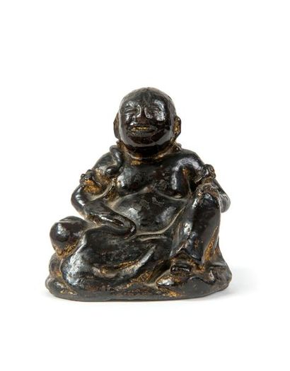CHINE - Epoque MING (1368 - 1644) 

Statuette de Budaï assis en délassement, en bronze...