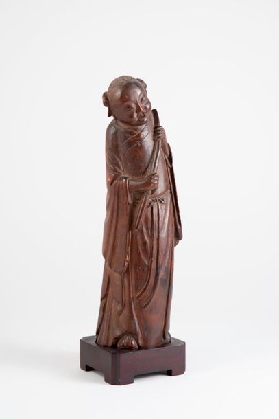 CHINE - XIXème siècle 

Statuette d'immortel debout en bambou sculpté, tenant une...