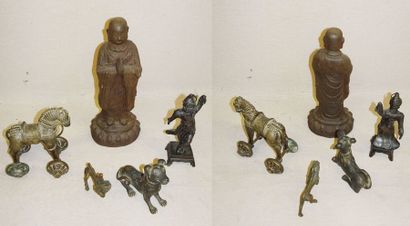 CHINE, XIXème-XXème siècles 

Chien assise en bronze patiné.

H. : 9,5 cm. Défauts...